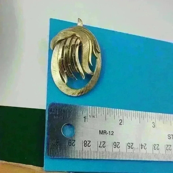 CROWN TRIFARI  vintage Crown Trifari Art Deco Gold-toned Trifari brooch - Picture 13 of 17